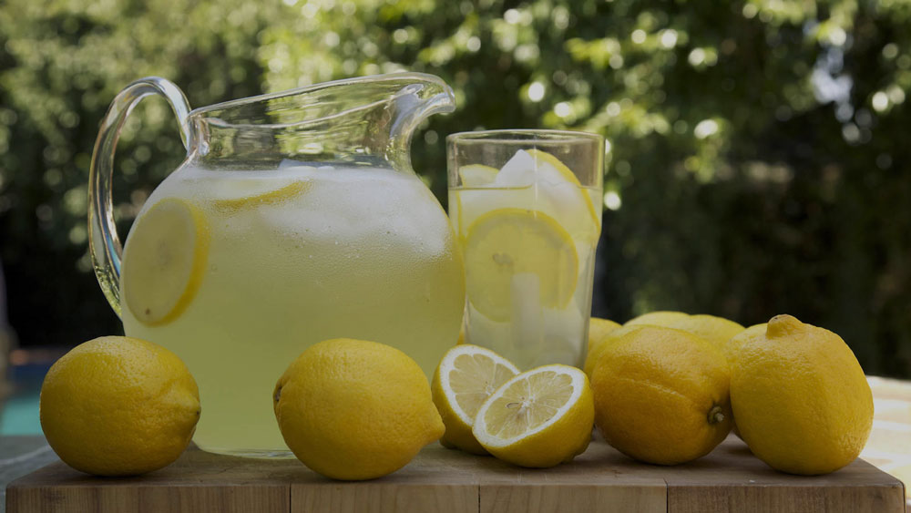 Beneficios de tomar agua con limón en ayunas