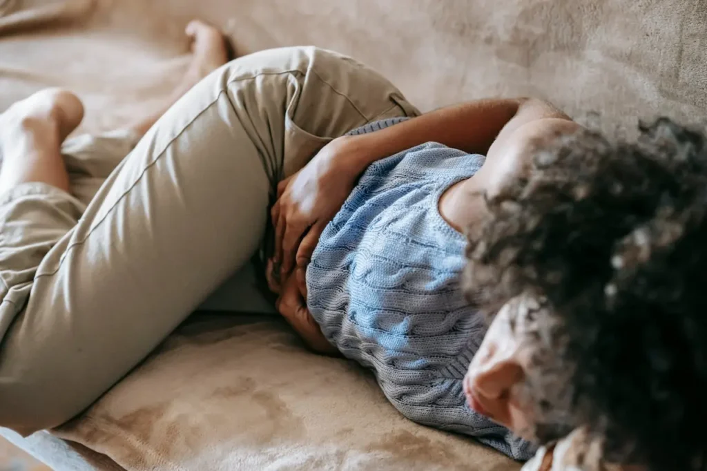 Qué emociones influyen en la inflamación abdominal
